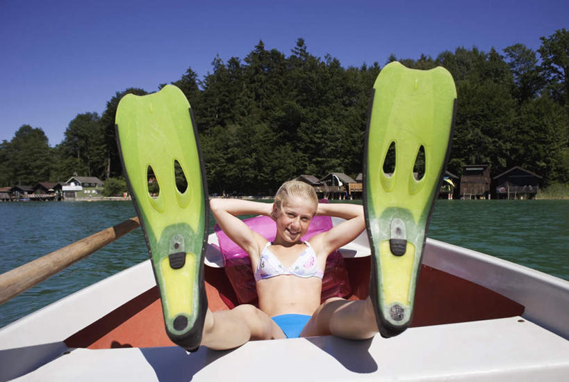 游泳,西方人,儿童,一个人,坐,笑,微笑,露齿笑,横图,室外,白天,正面,泳装,比基尼,锻炼,纯洁,运动,河流,树林,水,植物,欧洲,欧洲人,仅一个女性,仅一个人,阴影,光线,影子,河水,水流,云,云朵,云彩,注视,树,树木,小孩,绿色,白云,蓝天,天空,阳光,自然,天,观察,看,仅一个小孩,蛙鞋,可爱,童年,童趣,潜水,生长,成长,观看,脚蹼,察看,关注,潜水装备,童真,烂漫,无邪,浮潜,潜水运动,体育,天真,女孩,女人,女性,白种人,孩子,坐着,彩图,全身,三点式,泳衣,健身,女生