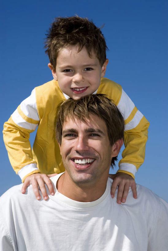 西方人,儿童,中年人,两个人,家庭,父亲,儿子,笑,微笑,露齿笑,竖图,室外,白天,仰视,纯洁,欧洲,欧洲人,撑,阴影,服装,光线,影子,注视,肩膀,小孩,衣服,蓝色,蓝天,天空,阳光,天,观察,看,温暖,温馨,父子,一家人,父爱,可爱,童年,童趣,服饰,晴朗,观看,和睦,察看,撑着,衣着,穿着,关注,童真,烂漫,无邪,万里无云,衣饰,天真,男孩,男人,男性,中年男性,白种人,孩子,晴空,晴空万里,半身,彩图,低角度拍摄,融洽,男生