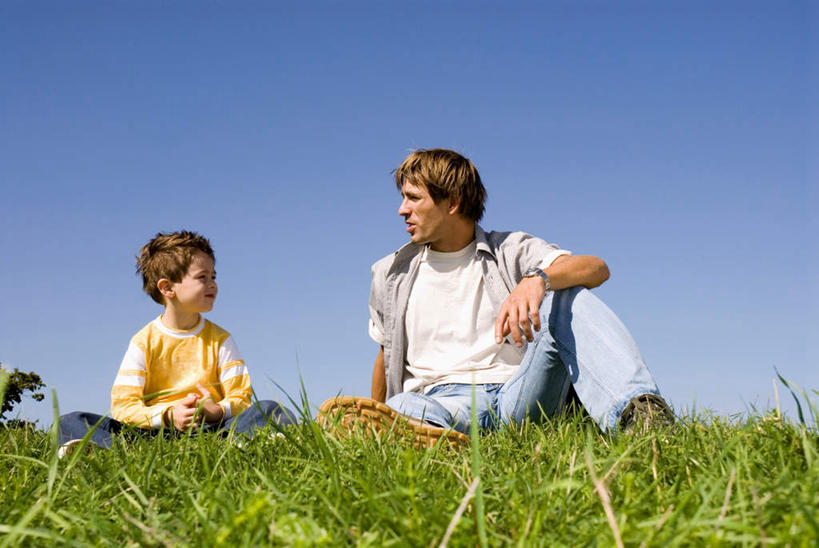 西方人,儿童,中年人,两个人,家庭,父亲,儿子,坐,说,横图,室外,白天,仰视,纯洁,草地,草坪,植物,欧洲,欧洲人,阴影,服装,光线,影子,注视,草,小孩,衣服,蓝色,绿色,蓝天,天空,阳光,天,观察,看,温暖,温馨,父子,一家人,父爱,可爱,童年,童趣,服饰,晴朗,观看,和睦,察看,衣着,穿着,关注,童真,烂漫,无邪,万里无云,衣饰,交流,天真,男孩,男人,男性,中年男性,白种人,孩子,晴空,晴空万里,沟通,讲话,交谈,说话,谈话,坐着,彩图,低角度拍摄,全身,融洽,男生