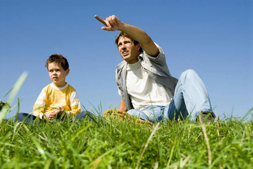 西方人,儿童,中年人,两个人,家庭,父亲,儿子,坐,说,横图,室外,白天,仰视,纯洁,草地,草坪,植物,欧洲,欧洲人,指,阴影,服装,光线,影子,注视,方向,草,小孩,衣服,蓝色,绿色,蓝天,天空,阳光,天,观察,看,手势,温暖,温馨,父子,一家人,父爱,可爱,童年,童趣,服饰,晴朗,观看,和睦,察看,指向,衣着,穿着,关注,童真,烂漫,无邪,万里无云,衣饰,交流,天真,男孩,男人,男性,中年男性,白种人,孩子,晴空,晴空万里,沟通,讲话,交谈,说话,谈话,坐着,彩图,低角度拍摄,全身,融洽,男生