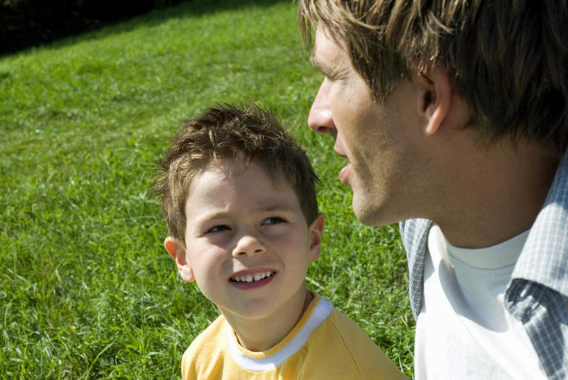 西方人,儿童,中年人,两个人,家庭,父亲,儿子,坐,说,横图,室外,白天,正面,纯洁,草地,草坪,植物,欧洲,欧洲人,阴影,服装,光线,影子,注视,草,小孩,衣服,绿色,阳光,观察,看,温暖,温馨,父子,一家人,父爱,可爱,童年,童趣,服饰,观看,和睦,察看,衣着,穿着,关注,童真,烂漫,无邪,衣饰,交流,天真,男孩,男人,男性,中年男性,白种人,孩子,沟通,讲话,交谈,说话,谈话,坐着,半身,彩图,融洽,男生