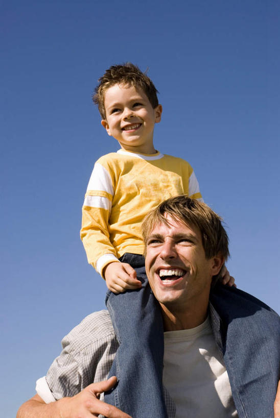 西方人,儿童,中年人,两个人,家庭,父亲,儿子,笑,微笑,露齿笑,竖图,室外,白天,正面,纯洁,欧洲,欧洲人,阴影,服装,光线,影子,注视,小孩,骑,衣服,蓝色,蓝天,天空,阳光,天,观察,看,扛,温暖,温馨,父子,一家人,父爱,可爱,童年,童趣,服饰,晴朗,观看,和睦,察看,衣着,穿着,关注,童真,烂漫,无邪,万里无云,衣饰,扛在肩上,骑在肩上,天真,男孩,男人,男性,中年男性,白种人,孩子,晴空,晴空万里,半身,彩图,融洽,男生