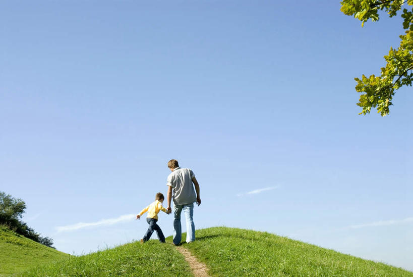 西方人,儿童,中年人,两个人,家庭,父亲,儿子,站,走,握手,横图,室外,白天,纯洁,草地,草坪,植物,欧洲,欧洲人,阴影,服装,光线,影子,云,云朵,云彩,注视,草,小孩,背面,衣服,绿色,白云,蓝天,天空,阳光,天,观察,看,站着,温暖,温馨,父子,一家人,父爱,可爱,童年,童趣,服饰,观看,和睦,察看,衣着,穿着,关注,童真,烂漫,无邪,衣饰,天真,男孩,男人,男性,中年男性,白种人,孩子,步行,搀手,拉手,散步,手拉手,手握手,站立,走路,彩图,全身,融洽,男生