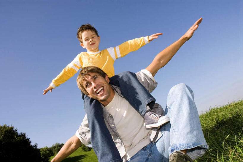 西方人,儿童,中年人,两个人,家庭,父亲,儿子,坐,伸展双臂,笑,微笑,露齿笑,横图,室外,白天,仰视,纯洁,欧洲,欧洲人,阴影,服装,光线,影子,注视,小孩,骑,衣服,蓝色,蓝天,天空,阳光,天,观察,看,扛,温暖,温馨,父子,一家人,父爱,可爱,童年,童趣,服饰,晴朗,观看,和睦,察看,衣着,穿着,关注,童真,烂漫,无邪,万里无云,衣饰,扛在肩上,骑在肩上,天真,男孩,男人,男性,中年男性,白种人,孩子,晴空,晴空万里,敞开双臂,伸开双臂,展开双肩,张开手臂,张开双臂,坐着,半身,彩图,低角度拍摄,融洽,男生