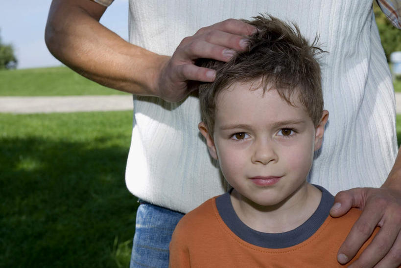 西方人,儿童,中年人,两个人,家庭,父亲,儿子,站,摸,横图,室外,白天,正面,纯洁,草地,草坪,植物,欧洲,欧洲人,抚摸,阴影,服装,光线,影子,注视,草,小孩,衣服,绿色,阳光,观察,看,站着,温暖,温馨,父子,一家人,父爱,可爱,童年,童趣,服饰,观看,和睦,察看,衣着,穿着,关注,童真,烂漫,无邪,衣饰,天真,男孩,男人,男性,中年男性,白种人,孩子,触摸,接触,站立,半身,彩图,融洽,男生