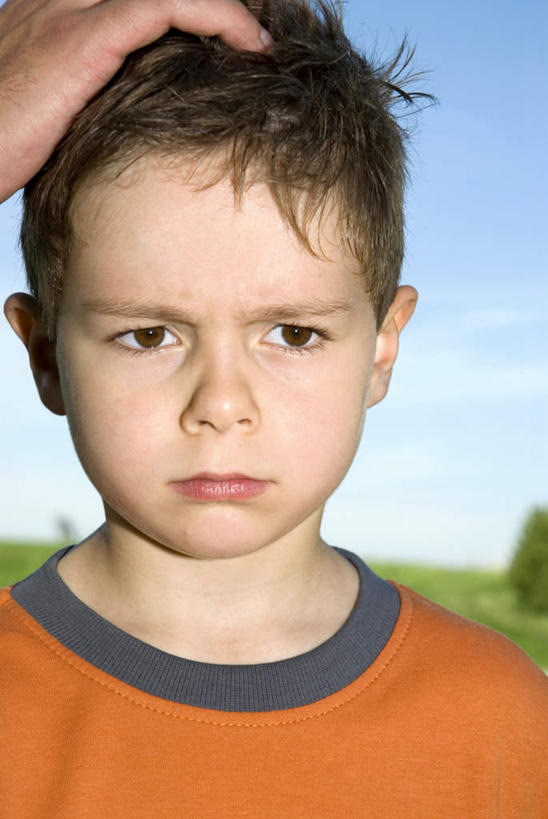 西方人,儿童,中年人,两个人,家庭,父亲,儿子,站,摸,竖图,室外,白天,正面,纯洁,草地,草坪,植物,欧洲,欧洲人,抚摸,阴影,服装,生气,光线,影子,云,云朵,云彩,注视,草,小孩,衣服,蓝色,绿色,白云,蓝天,天空,阳光,天,观察,看,站着,温暖,温馨,父子,一家人,父爱,可爱,童年,童趣,愤怒,服饰,晴朗,观看,恼怒,和睦,察看,愤慨,怒气,气愤,衣着,穿着,发怒,关注,怒火,情绪,脾气,童真,烂漫,无邪,忿怒,怨恨,强烈,衣饰,气忿,愤恨,肝火,激动,天真,男孩,男人,男性,中年男性,白种人,孩子,晴空,触摸,接触,站立,半身,彩图,融洽,男生