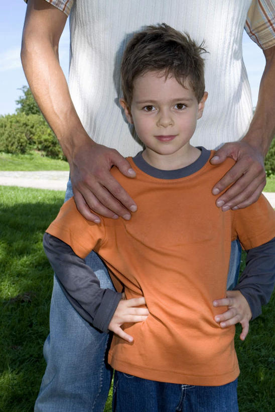 西方人,儿童,中年人,两个人,家庭,父亲,儿子,站,竖图,室外,白天,正面,纯洁,草地,草坪,植物,欧洲,欧洲人,阴影,服装,光线,影子,注视,手叉腰,草,小孩,衣服,绿色,阳光,叉腰,观察,看,站着,温暖,温馨,父子,一家人,父爱,可爱,童年,童趣,服饰,观看,和睦,察看,双手叉腰,衣着,穿着,关注,童真,烂漫,无邪,衣饰,天真,男孩,男人,男性,中年男性,白种人,孩子,站立,半身,彩图,融洽,男生