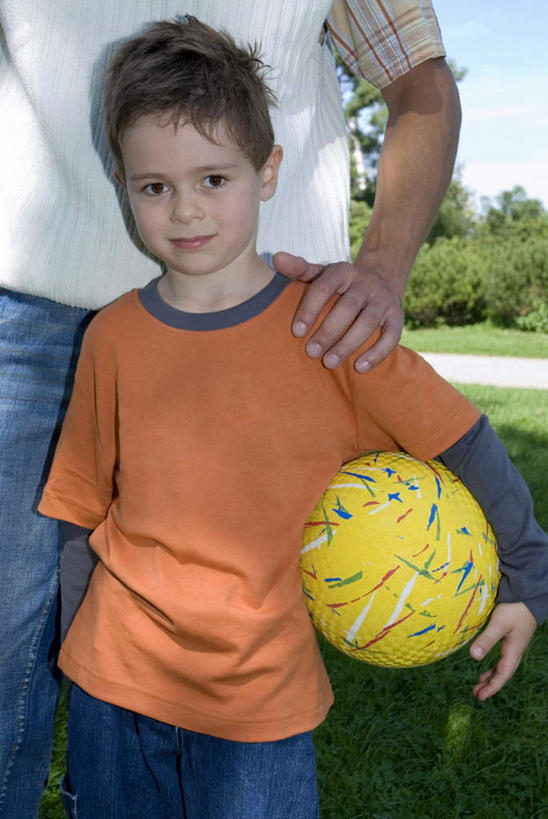 西方人,儿童,中年人,两个人,家庭,父亲,儿子,站,捧,竖图,室外,白天,正面,纯洁,足球,草地,草坪,植物,欧洲,欧洲人,阴影,服装,光线,影子,足球装备,注视,运动器械,草,小孩,衣服,绿色,阳光,观察,看,站着,温暖,温馨,父子,一家人,健身器械,父爱,可爱,童年,童趣,服饰,观看,和睦,察看,衣着,穿着,关注,健身器材,童真,烂漫,无邪,蹴鞠,衣饰,天真,足球运动,男孩,男人,男性,中年男性,白种人,孩子,端,端着,捧着,手捧,站立,半身,彩图,融洽,运动器材,男生