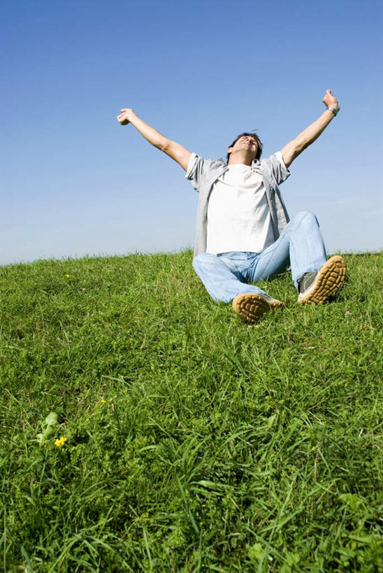 西方人,一个人,坐,闭眼,伸展双臂,竖图,室外,白天,正面,草地,草坪,植物,欧洲,欧洲人,仅一个男性,仅一个人,仅一个中年男性,服装,注视,草,衣服,蓝色,绿色,蓝天,天空,天,观察,看,服饰,晴朗,观看,察看,衣着,穿着,关注,万里无云,衣饰,男人,男性,中年男性,白种人,晴空,晴空万里,闭眼睛,闭着眼,闭着眼睛,敞开双臂,伸开双臂,展开双肩,张开手臂,张开双臂,坐着,彩图,全身