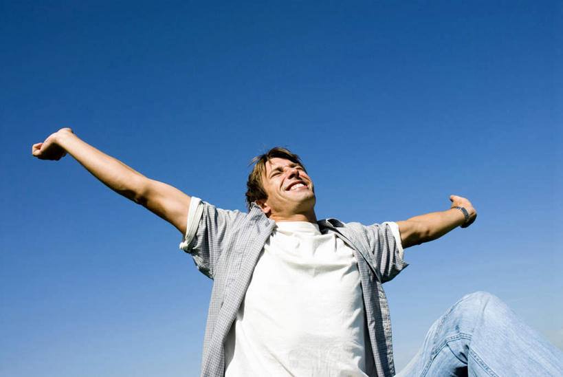 西方人,一个人,闭眼,伸展双臂,横图,室外,白天,仰视,欧洲,欧洲人,仅一个男性,仅一个人,仅一个中年男性,服装,衣服,蓝色,蓝天,天空,天,服饰,晴朗,衣着,穿着,万里无云,衣饰,男人,男性,中年男性,白种人,晴空,晴空万里,闭眼睛,闭着眼,闭着眼睛,敞开双臂,伸开双臂,展开双肩,张开手臂,张开双臂,半身,彩图,低角度拍摄