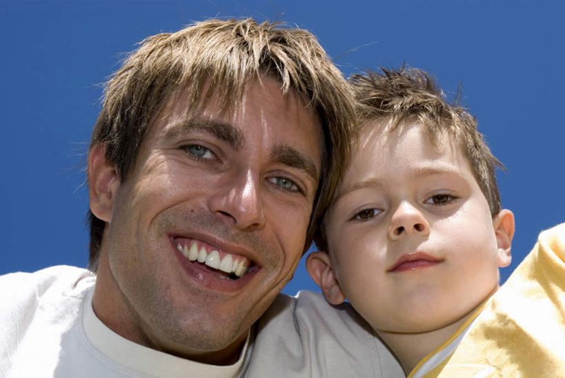 西方人,儿童,中年人,脸,头,脸颊,胡须,两个人,家庭,父亲,儿子,站,笑,微笑,露齿笑,横图,室外,特写,白天,仰视,纯洁,欧洲,欧洲人,弯腰,阴影,服装,光线,影子,注视,肩膀,小孩,衣服,蓝色,蓝天,天空,阳光,天,观察,看,站着,温暖,温馨,父子,一家人,父爱,可爱,童年,童趣,服饰,晴朗,观看,和睦,察看,衣着,穿着,关注,童真,烂漫,无邪,万里无云,衣饰,天真,男孩,男人,男性,中年男性,白种人,孩子,头部,胡子,小胡子,脸部,脸蛋,面部,晴空,晴空万里,站立,半身,彩图,低角度拍摄,融洽,男生