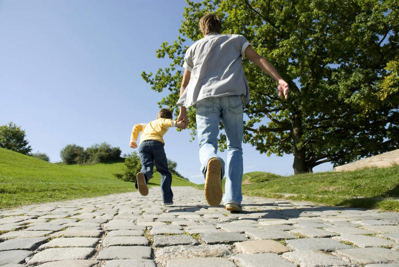 西方人,儿童,中年人,两个人,家庭,父亲,儿子,跑,握手,说,横图,室外,白天,锻炼,纯洁,运动,草地,草坪,植物,欧洲,欧洲人,阴影,服装,光线,影子,草,树,树木,小孩,背面,衣服,蓝色,绿色,蓝天,天空,阳光,自然,天,奔跑,温暖,温馨,父子,一家人,父爱,可爱,童年,童趣,服饰,生长,晴朗,成长,和睦,衣着,穿着,童真,烂漫,无邪,万里无云,衣饰,交流,体育,天真,男孩,男人,男性,中年男性,白种人,孩子,晴空,晴空万里,搀手,沟通,讲话,交谈,拉手,跑步,手拉手,手握手,说话,谈话,彩图,全身,健身,融洽,男生