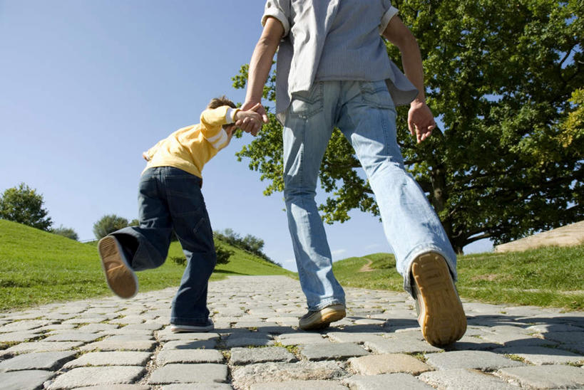 西方人,儿童,中年人,两个人,家庭,父亲,儿子,跑,握手,说,横图,室外,白天,锻炼,纯洁,运动,草地,草坪,植物,欧洲,欧洲人,阴影,服装,光线,影子,草,树,树木,小孩,背面,衣服,蓝色,绿色,蓝天,天空,阳光,自然,天,奔跑,温暖,温馨,父子,一家人,父爱,可爱,童年,童趣,服饰,生长,晴朗,成长,和睦,衣着,穿着,童真,烂漫,无邪,万里无云,衣饰,交流,体育,天真,男孩,男人,男性,中年男性,白种人,孩子,晴空,晴空万里,搀手,沟通,讲话,交谈,拉手,跑步,手拉手,手握手,说话,谈话,半身,彩图,健身,融洽,男生