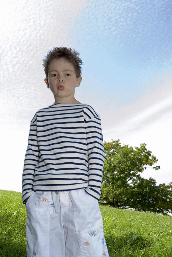 西方人,儿童,一个人,站,竖图,室外,白天,正面,纯洁,草地,草坪,植物,欧洲,欧洲人,仅一个男性,仅一个人,阴影,服装,光线,影子,云,云朵,云彩,注视,草,树,树木,小孩,衣服,绿色,白云,蓝天,天空,阳光,自然,天,观察,看,站着,仅一个小孩,可爱,童年,童趣,服饰,生长,成长,观看,察看,衣着,穿着,关注,童真,烂漫,无邪,衣饰,天真,男孩,男人,男性,白种人,孩子,插兜,两手抄兜,两手放兜,手插兜,手放口袋,站立,半身,彩图,男生