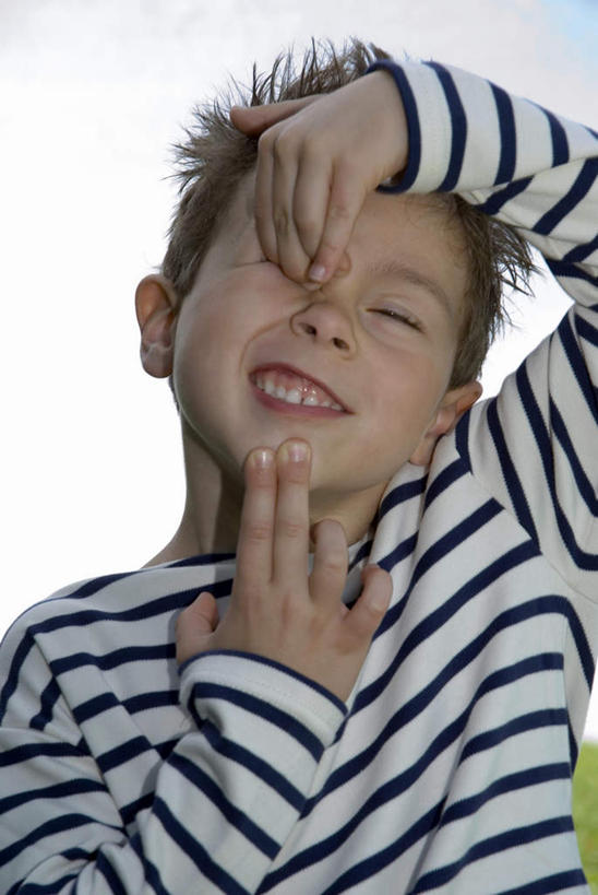 西方人,儿童,一个人,闭眼,笑,微笑,露齿笑,竖图,室外,白天,正面,纯洁,草地,草坪,植物,欧洲,欧洲人,仅一个男性,仅一个人,阴影,服装,光线,影子,云,云朵,云彩,草,小孩,衣服,绿色,白云,阳光,仅一个小孩,鬼脸,可爱,童年,童趣,服饰,衣着,穿着,童真,烂漫,无邪,衣饰,天真,男孩,男人,男性,白种人,孩子,闭眼睛,闭着眼,闭着眼睛,半身,彩图,男生