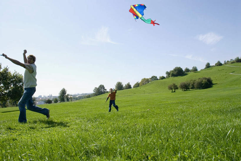 西方人,儿童,中年人,两个人,家庭,父亲,儿子,跑,拉,横图,室外,白天,正面,锻炼,游戏,纯洁,运动,欧洲,欧洲人,阴影,服装,光线,线,影子,云,云朵,玩,云彩,注视,娱乐,小孩,衣服,蓝色,白云,蓝天,天空,阳光,风筝,天,奔跑,观察,看,休闲,温暖,温馨,父子,一家人,父爱,可爱,童年,童趣,放风筝,服饰,晴朗,观看,和睦,察看,衣着,纸鸢,拉着,穿着,关注,童真,烂漫,无邪,放鹞子,鹞,鹞子,鸢,木鸢,衣饰,体育,天真,男孩,男人,男性,中年男性,白种人,孩子,晴空,跑步,玩耍,嬉戏,彩图,全身,健身,融洽,男生