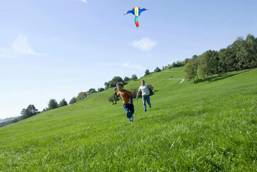 西方人,儿童,中年人,两个人,家庭,父亲,儿子,跑,拉,横图,室外,白天,正面,锻炼,游戏,纯洁,运动,欧洲,欧洲人,阴影,服装,光线,线,影子,云,云朵,玩,云彩,注视,娱乐,小孩,衣服,蓝色,白云,蓝天,天空,阳光,风筝,天,奔跑,观察,看,休闲,温暖,温馨,父子,一家人,父爱,可爱,童年,童趣,放风筝,服饰,晴朗,观看,和睦,察看,衣着,纸鸢,拉着,穿着,关注,童真,烂漫,无邪,放鹞子,鹞,鹞子,鸢,木鸢,衣饰,体育,天真,男孩,男人,男性,中年男性,白种人,孩子,晴空,跑步,玩耍,嬉戏,彩图,全身,健身,融洽,男生