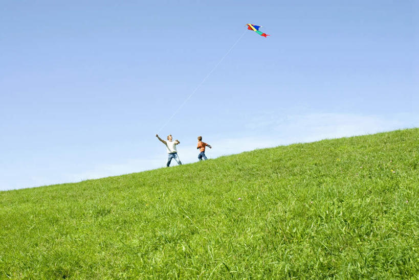 西方人,儿童,中年人,两个人,家庭,父亲,儿子,拉,横图,室外,白天,仰视,游戏,纯洁,欧洲,欧洲人,阴影,服装,光线,线,影子,云,云朵,玩,云彩,娱乐,小孩,衣服,蓝色,白云,蓝天,天空,阳光,风筝,天,奔跑,休闲,温暖,温馨,父子,一家人,父爱,可爱,童年,童趣,放风筝,服饰,晴朗,和睦,衣着,纸鸢,拉着,穿着,童真,烂漫,无邪,放鹞子,鹞,鹞子,鸢,木鸢,衣饰,天真,男孩,男人,男性,中年男性,白种人,孩子,晴空,玩耍,嬉戏,彩图,低角度拍摄,全身,融洽,男生