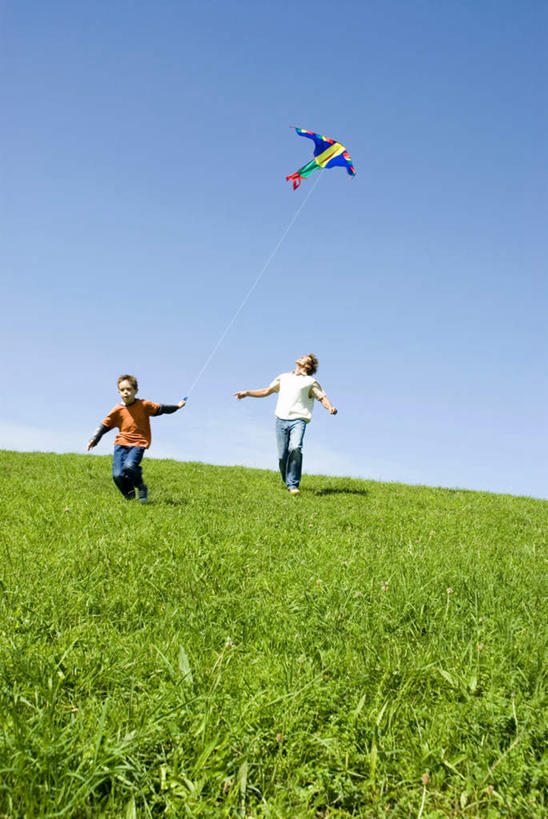 西方人,儿童,中年人,两个人,家庭,父亲,儿子,拉,竖图,室外,白天,仰视,游戏,纯洁,欧洲,欧洲人,阴影,服装,光线,线,影子,云,云朵,玩,云彩,娱乐,小孩,衣服,蓝色,白云,蓝天,天空,阳光,风筝,天,奔跑,休闲,温暖,温馨,父子,一家人,父爱,可爱,童年,童趣,放风筝,服饰,晴朗,和睦,衣着,纸鸢,拉着,穿着,童真,烂漫,无邪,放鹞子,鹞,鹞子,鸢,木鸢,衣饰,天真,男孩,男人,男性,中年男性,白种人,孩子,晴空,玩耍,嬉戏,彩图,低角度拍摄,全身,融洽,男生