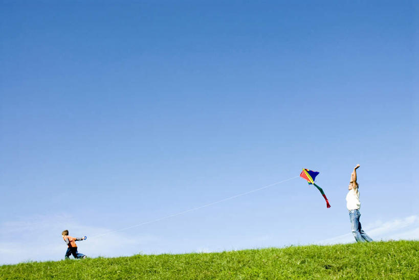 西方人,儿童,中年人,两个人,家庭,父亲,儿子,拉,横图,室外,白天,仰视,游戏,纯洁,欧洲,欧洲人,阴影,服装,光线,线,影子,云,云朵,玩,云彩,娱乐,小孩,衣服,蓝色,白云,蓝天,天空,阳光,风筝,天,奔跑,休闲,温暖,温馨,父子,一家人,父爱,可爱,童年,童趣,放风筝,服饰,晴朗,和睦,衣着,纸鸢,拉着,穿着,童真,烂漫,无邪,放鹞子,鹞,鹞子,鸢,木鸢,衣饰,天真,男孩,男人,男性,中年男性,白种人,孩子,晴空,玩耍,嬉戏,彩图,低角度拍摄,全身,融洽,男生