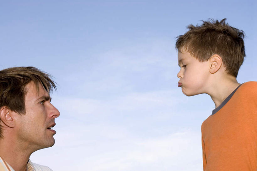 西方人,儿童,中年人,两个人,家庭,父亲,儿子,说,横图,室外,白天,侧面,纯洁,欧洲,欧洲人,服装,生气,云,云朵,云彩,注视,相视,小孩,衣服,白云,蓝天,天空,天,观察,看,温暖,温馨,父子,一家人,面对面,父爱,可爱,童年,童趣,愤怒,服饰,观看,对视,恼怒,和睦,察看,愤慨,互视,怒气,气愤,衣着,穿着,发怒,关注,怒火,相对,情绪,脾气,童真,烂漫,无邪,相看,忿怒,怨恨,强烈,衣饰,气忿,愤恨,肝火,激动,交流,天真,男孩,男人,男性,中年男性,白种人,孩子,沟通,讲话,交谈,说话,谈话,半身,彩图,融洽,男生