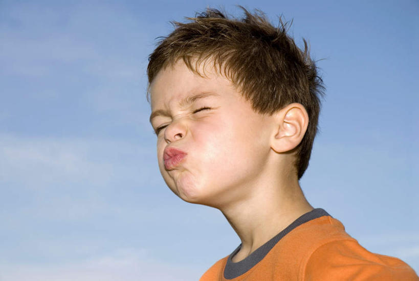 西方人,儿童,脸,头,嘴,脸颊,一个人,站,闭眼,横图,室外,特写,白天,仰视,纯洁,欧洲,欧洲人,仅一个男性,仅一个人,服装,生气,云,云朵,云彩,肩膀,小孩,衣服,白云,蓝天,天空,天,嘟嘴,站着,仅一个小孩,撅嘴,可爱,童年,童趣,愤怒,服饰,恼怒,愤慨,怒气,气愤,衣着,穿着,发怒,怒火,情绪,脾气,童真,烂漫,无邪,忿怒,怨恨,强烈,衣饰,气忿,愤恨,肝火,激动,天真,男孩,男人,男性,白种人,孩子,头部,脸部,脸蛋,面部,嘴巴,嘴唇,闭眼睛,闭着眼,闭着眼睛,站立,半身,彩图,低角度拍摄,男生