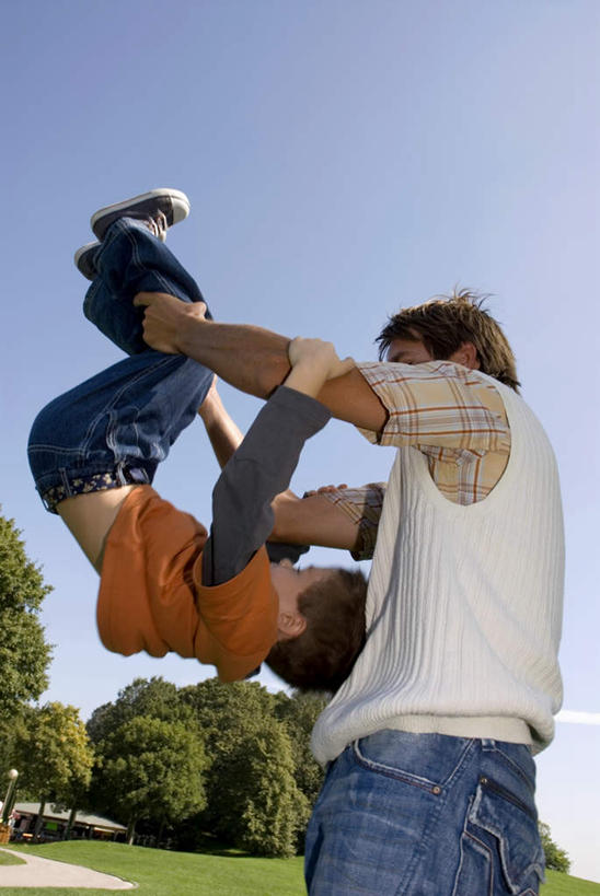 西方人,儿童,中年人,两个人,家庭,父亲,儿子,站,举,竖图,室外,白天,侧面,游戏,纯洁,草地,草坪,植物,欧洲,欧洲人,阴影,服装,光线,影子,玩,注视,娱乐,草,树,树木,小孩,衣服,蓝色,绿色,蓝天,天空,阳光,自然,天,观察,看,托,站着,休闲,温暖,温馨,父子,一家人,父爱,可爱,童年,童趣,服饰,生长,晴朗,成长,观看,和睦,察看,衣着,穿着,关注,童真,烂漫,无邪,万里无云,衣饰,天真,男孩,男人,男性,中年男性,白种人,孩子,晴空,晴空万里,举起,举手,举着,玩耍,嬉戏,向上举,向上伸,向上托,站立,半身,彩图,融洽,男生