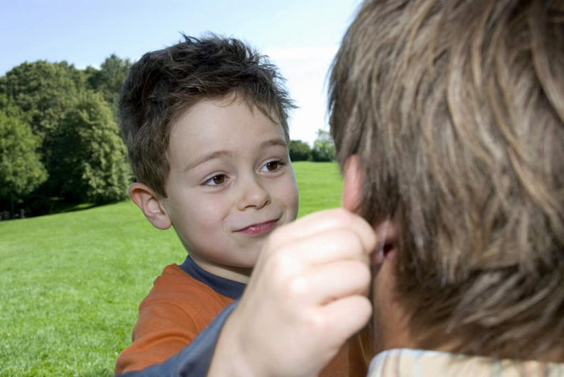 西方人,儿童,中年人,耳朵,两个人,家庭,父亲,儿子,站,拉,横图,室外,白天,正面,纯洁,草地,草坪,植物,欧洲,欧洲人,阴影,服装,光线,影子,注视,草,树,树木,小孩,衣服,蓝色,绿色,蓝天,天空,阳光,自然,天,观察,看,站着,温暖,温馨,父子,一家人,父爱,可爱,童年,童趣,服饰,生长,晴朗,成长,观看,和睦,察看,衣着,拉着,穿着,关注,童真,烂漫,无邪,万里无云,衣饰,天真,男孩,男人,男性,中年男性,白种人,孩子,耳,耳部,晴空,晴空万里,站立,半身,彩图,融洽,男生