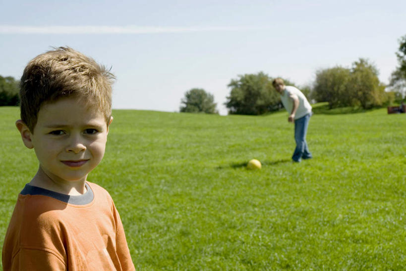西方人,儿童,中年人,两个人,家庭,父亲,儿子,横图,室外,白天,正面,锻炼,旅游,度假,纯洁,运动,足球,草地,草坪,植物,欧洲,欧洲人,踢,阴影,服装,光线,影子,云,云朵,足球装备,云彩,娱乐,运动器械,草,树,树木,小孩,衣服,绿色,白云,蓝天,天空,阳光,自然,天,享受,休闲,温暖,温馨,父子,一家人,健身器械,放松,父爱,可爱,童年,童趣,服饰,生长,成长,和睦,衣着,穿着,室外运动,健身器材,户外运动,童真,烂漫,无邪,蹴鞠,衣饰,天真,足球运动,男孩,男人,男性,中年男性,白种人,孩子,半身,彩图,健身,融洽,运动器材,男生