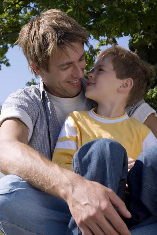 西方人,儿童,中年人,两个人,家庭,父亲,儿子,坐,笑,微笑,露齿笑,竖图,室外,白天,正面,纯洁,草地,草坪,植物,欧洲,欧洲人,阴影,服装,光线,影子,注视,草,树,树木,小孩,衣服,绿色,阳光,自然,观察,看,温暖,温馨,父子,一家人,父爱,可爱,童年,童趣,服饰,生长,成长,观看,和睦,察看,衣着,穿着,关注,童真,烂漫,无邪,衣饰,天真,男孩,男人,男性,中年男性,白种人,孩子,坐着,半身,彩图,融洽,男生