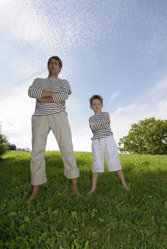 西方人,儿童,中年人,两个人,家庭,父亲,儿子,站,双手交叉,竖图,室外,白天,仰视,纯洁,欧洲,欧洲人,阴影,服装,光线,影子,云,云朵,云彩,注视,小孩,衣服,白云,蓝天,天空,阳光,天,观察,看,站着,温暖,温馨,父子,一家人,父爱,可爱,童年,童趣,服饰,观看,和睦,察看,双手抱胸,衣着,穿着,关注,童真,烂漫,无邪,衣饰,天真,男孩,男人,男性,中年男性,白种人,孩子,站立,彩图,低角度拍摄,全身,融洽,男生