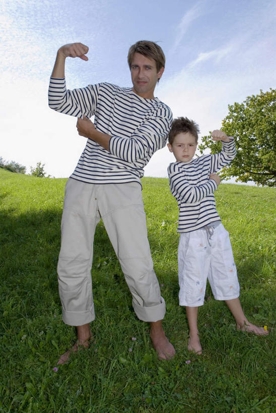 西方人,儿童,中年人,肌肉,健壮,两个人,家庭,父亲,儿子,站,举,竖图,室外,白天,正面,纯洁,欧洲,欧洲人,阴影,服装,光线,影子,云,云朵,云彩,注视,小孩,衣服,白云,蓝天,天空,阳光,天,观察,看,托,站着,健康,温暖,温馨,父子,一家人,父爱,活力,可爱,力量,童年,童趣,服饰,观看,青春,和睦,察看,强壮,衣着,穿着,关注,童真,烂漫,无邪,衣饰,天真,男孩,男人,男性,中年男性,白种人,孩子,举起,举手,举着,向上举,向上伸,向上托,站立,彩图,全身,融洽,男生