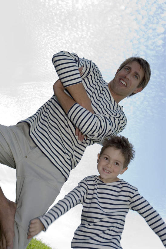 西方人,儿童,中年人,两个人,家庭,父亲,儿子,站,笑,双手交叉,微笑,露齿笑,竖图,室外,白天,仰视,纯洁,欧洲,欧洲人,阴影,服装,光线,影子,云,云朵,云彩,注视,小孩,衣服,白云,蓝天,天空,阳光,天,观察,看,站着,温暖,温馨,父子,一家人,父爱,可爱,童年,童趣,服饰,观看,和睦,察看,双手抱胸,衣着,穿着,关注,童真,烂漫,无邪,衣饰,天真,男孩,男人,男性,中年男性,白种人,孩子,站立,半身,彩图,低角度拍摄,融洽,男生