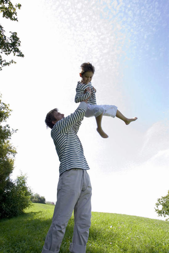 西方人,儿童,中年人,两个人,家庭,父亲,儿子,举,抱,竖图,室外,白天,仰视,纯洁,草地,草坪,植物,欧洲,欧洲人,服装,云,云朵,云彩,草,小孩,衣服,绿色,白云,蓝天,天空,天,托,温暖,温馨,父子,一家人,父爱,可爱,童年,童趣,服饰,抱着,和睦,搂着,衣着,穿着,童真,烂漫,无邪,衣饰,天真,男孩,男人,男性,中年男性,白种人,孩子,怀抱,举起,举手,举着,搂,搂抱,相抱,向上举,向上伸,向上托,拥抱,半身,彩图,低角度拍摄,融洽,男生