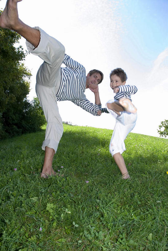 西方人,儿童,中年人,两个人,家庭,父亲,儿子,站,竖图,室外,白天,正面,锻炼,纯洁,运动,草地,草坪,植物,欧洲,欧洲人,踢,阴影,服装,光线,影子,云,云朵,云彩,注视,草,树,树木,小孩,衣服,绿色,白云,蓝天,天空,阳光,自然,天,观察,看,站着,温暖,温馨,父子,一家人,父爱,可爱,童年,童趣,服饰,生长,成长,观看,和睦,察看,衣着,穿着,关注,童真,烂漫,无邪,衣饰,体育,天真,男孩,男人,男性,中年男性,白种人,孩子,站立,彩图,全身,健身,融洽,男生