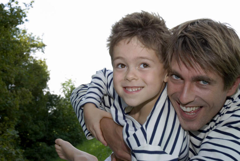 西方人,儿童,中年人,两个人,家庭,父亲,儿子,抱,笑,微笑,露齿笑,横图,室外,白天,正面,纯洁,草地,草坪,植物,欧洲,欧洲人,服装,注视,草,树,树木,小孩,衣服,绿色,自然,观察,看,温暖,温馨,父子,一家人,父爱,可爱,童年,童趣,服饰,生长,成长,抱着,观看,和睦,察看,搂着,衣着,穿着,关注,童真,烂漫,无邪,衣饰,天真,男孩,男人,男性,中年男性,白种人,孩子,搂,搂抱,半身,彩图,融洽,男生