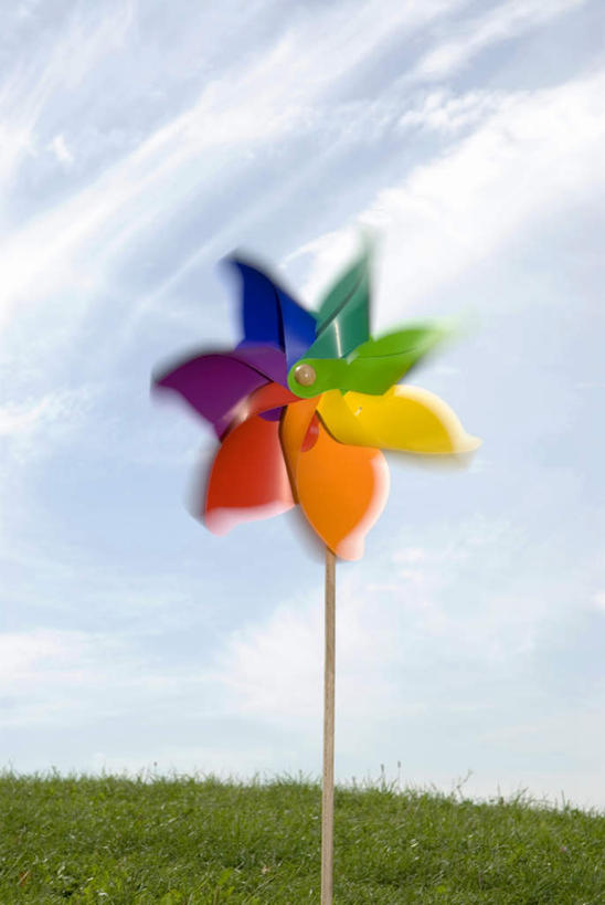 无人,竖图,彩色,室外,白天,正面,快乐,自由,幸福,草地,草坪,植物,风车,玩具,阴影,光线,影子,云,云朵,云彩,娱乐,草,一个,蓝色,绿色,白云,蓝天,天空,阳光,天,休闲,喜庆,活力,晴朗,单个,希望,吉祥,象征,和平,梦想,忠诚,进取,灵动,勇敢,勤奋,团结,幸运,晴空,彩图