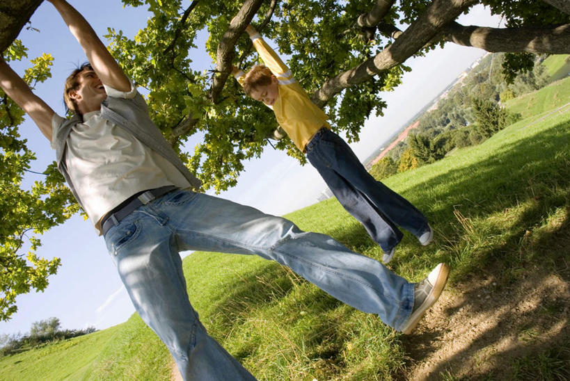 西方人,儿童,中年人,两个人,家庭,父亲,儿子,举,笑,说,微笑,露齿笑,横图,室外,白天,正面,纯洁,草地,草坪,植物,欧洲,欧洲人,阴影,服装,光线,影子,注视,草,树,树木,小孩,衣服,绿色,阳光,自然,观察,看,托,温暖,温馨,父子,一家人,父爱,可爱,童年,童趣,服饰,生长,成长,观看,和睦,察看,衣着,穿着,关注,童真,烂漫,无邪,衣饰,交流,天真,男孩,男人,男性,中年男性,白种人,孩子,沟通,讲话,交谈,举起,举手,举着,说话,谈话,向上举,向上伸,向上托,半身,彩图,融洽,男生