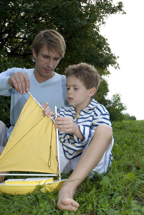 帆船,西方人,儿童,中年人,两个人,家庭,父亲,儿子,坐,说,竖图,室外,白天,正面,游戏,纯洁,草地,草坪,植物,船,玩具,欧洲,欧洲人,服装,云,云朵,玩,云彩,注视,娱乐,草,树,树木,小孩,衣服,绿色,白云,蓝天,天空,自然,交通工具,天,观察,看,休闲,温暖,温馨,父子,一家人,父爱,可爱,童年,童趣,益智,服饰,生长,成长,观看,活动,和睦,察看,衣着,穿着,发泄,关注,消遣,智力,载具,童真,烂漫,无邪,宣泄,衣饰,交流,天真,男孩,男人,男性,中年男性,白种人,孩子,沟通,讲话,交谈,说话,谈话,玩耍,嬉戏,坐着,半身,彩图,融洽,男生