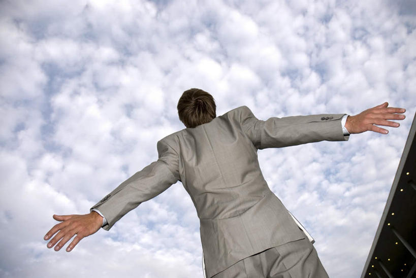 西方人,一个人,商务人士,商务男性,伸展双臂,横图,室外,白天,仰视,衬衫,欧洲,欧洲人,仅一个男性,仅一个人,仅一个中年男性,套装,云,云朵,云彩,白云,蓝天,天空,天,商务装,工薪阶层,男人,男性,中年男性,白种人,白领,上班族,敞开双臂,伸开双臂,展开双肩,张开手臂,张开双臂,半身,彩图,低角度拍摄,衬衣