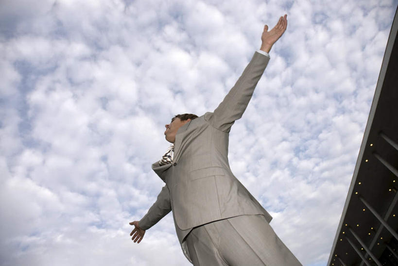 西方人,一个人,商务人士,商务男性,伸展双臂,横图,室外,白天,仰视,衬衫,欧洲,欧洲人,仅一个男性,仅一个人,仅一个中年男性,套装,云,云朵,云彩,白云,蓝天,天空,天,商务装,工薪阶层,男人,男性,中年男性,白种人,白领,上班族,敞开双臂,伸开双臂,展开双肩,张开手臂,张开双臂,半身,彩图,低角度拍摄,衬衣