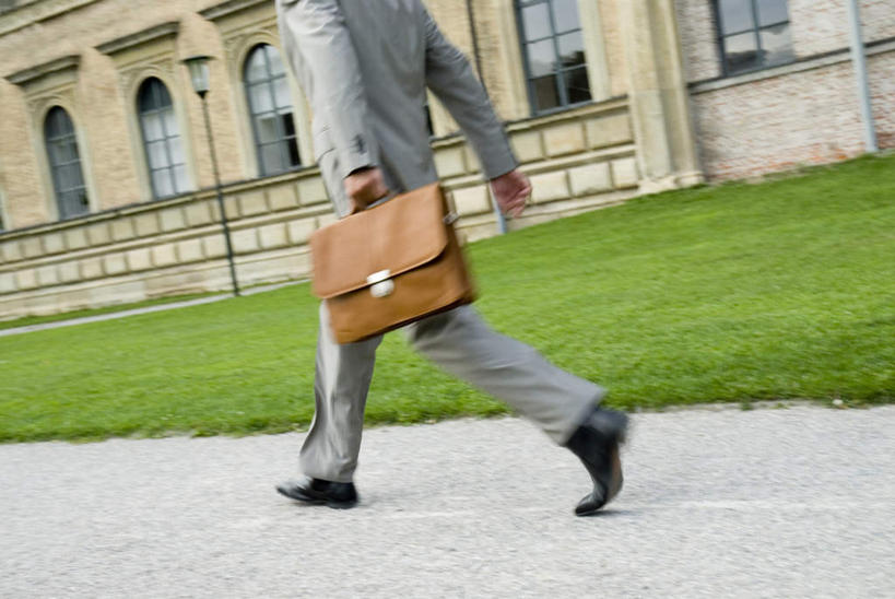 西方人,一个人,商务人士,商务男性,走,横图,室外,白天,侧面,衬衫,草地,草坪,植物,欧洲,欧洲人,仅一个男性,仅一个人,仅一个中年男性,套装,包,公文包,拿,拎,拿着,草,绿色,公事包,商务装,工薪阶层,男人,男性,中年男性,白种人,白领,上班族,步行,散步,走路,半身,彩图,衬衣,拎着