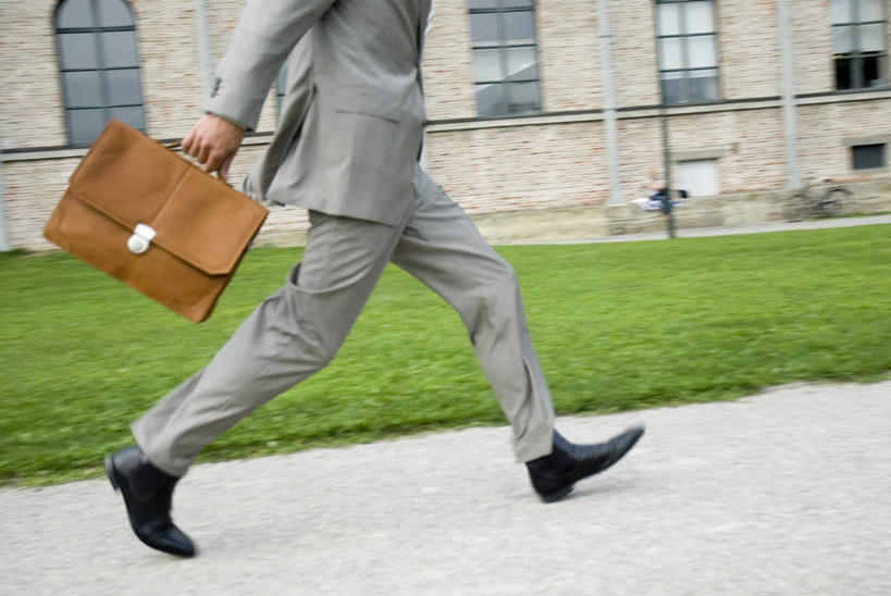 西方人,一个人,商务人士,商务男性,走,横图,室外,白天,侧面,衬衫,草地,草坪,植物,欧洲,欧洲人,仅一个男性,仅一个人,仅一个中年男性,套装,包,公文包,拿,拎,拿着,草,绿色,公事包,商务装,工薪阶层,男人,男性,中年男性,白种人,白领,上班族,步行,散步,走路,半身,彩图,衬衣,拎着
