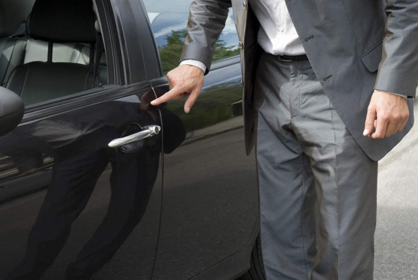 西方人,一个人,商务人士,商务男性,站,摸,横图,室外,白天,正面,衬衫,汽车,欧洲,欧洲人,仅一个男性,仅一个人,仅一个中年男性,抚摸,套装,检查,车,交通工具,轿车,站着,商务装,工薪阶层,男人,男性,中年男性,白种人,白领,上班族,触摸,接触,站立,半身,彩图,衬衣