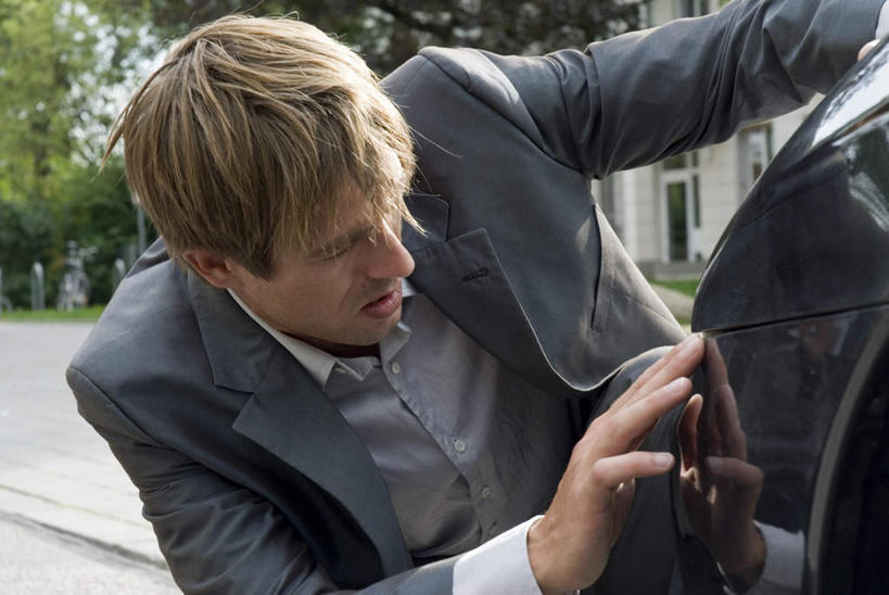 西方人,一个人,商务人士,商务男性,站,摸,横图,室外,白天,正面,衬衫,汽车,欧洲,欧洲人,仅一个男性,仅一个人,仅一个中年男性,抚摸,套装,检查,注视,车,交通工具,轿车,观察,看,站着,观看,察看,关注,商务装,工薪阶层,男人,男性,中年男性,白种人,白领,上班族,触摸,接触,站立,半身,彩图,衬衣