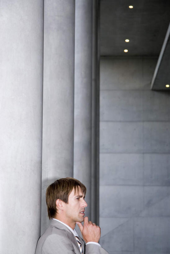 西方人,一个人,商务人士,商务男性,站,竖图,室内,白天,侧面,衬衫,欧洲,欧洲人,仅一个男性,仅一个人,仅一个中年男性,撑,套装,托腮,注视,观察,看,托,站着,观看,察看,关注,托下巴,商务装,工薪阶层,男人,男性,中年男性,白种人,白领,上班族,站立,半身,彩图,衬衣