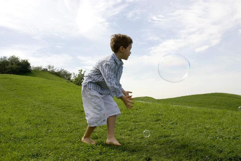 西方人,儿童,一个人,站,横图,室外,白天,侧面,游戏,纯洁,草地,草坪,植物,欧洲,欧洲人,仅一个男性,仅一个人,服装,云,云朵,玩,云彩,注视,娱乐,草,树,树木,小孩,衣服,绿色,白云,蓝天,天空,自然,泡泡,天,观察,看,站着,仅一个小孩,休闲,可爱,童年,童趣,服饰,生长,成长,观看,察看,衣着,穿着,关注,童真,烂漫,无邪,衣饰,天真,男孩,男人,男性,白种人,孩子,玩耍,嬉戏,站立,彩图,全身,男生