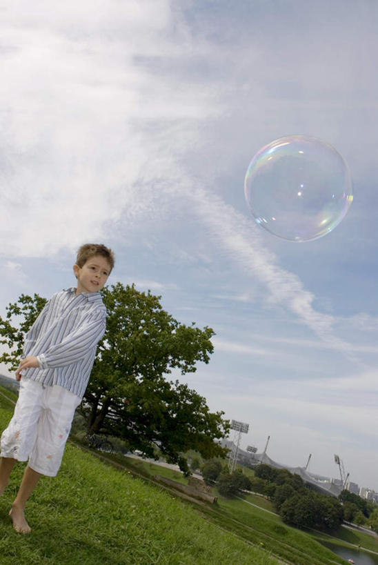 西方人,儿童,一个人,站,竖图,室外,白天,正面,游戏,纯洁,草地,草坪,植物,欧洲,欧洲人,仅一个男性,仅一个人,阴影,服装,光线,影子,云,云朵,玩,云彩,注视,娱乐,草,树,树木,小孩,衣服,绿色,白云,蓝天,天空,阳光,自然,泡泡,天,观察,看,站着,仅一个小孩,休闲,可爱,童年,童趣,服饰,生长,成长,观看,察看,衣着,穿着,关注,童真,烂漫,无邪,衣饰,天真,男孩,男人,男性,白种人,孩子,玩耍,嬉戏,站立,彩图,全身,男生