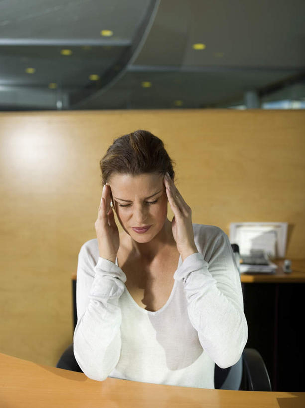 西方人,脸,头,脸颊,一个人,商务人士,商务女性,办公室,坐,闭眼,摸,竖图,俯视,室内,白天,家具,桌子,欧洲,欧洲人,仅一个女性,仅一个人,抚摸,套装,办公桌,仅一个中年女性,商务装,工薪阶层,办公家具,女人,女性,中年女性,白种人,头部,脸部,脸蛋,面部,白领,上班族,闭眼睛,闭着眼,闭着眼睛,触摸,接触,坐着,半身,彩图,高角度拍摄