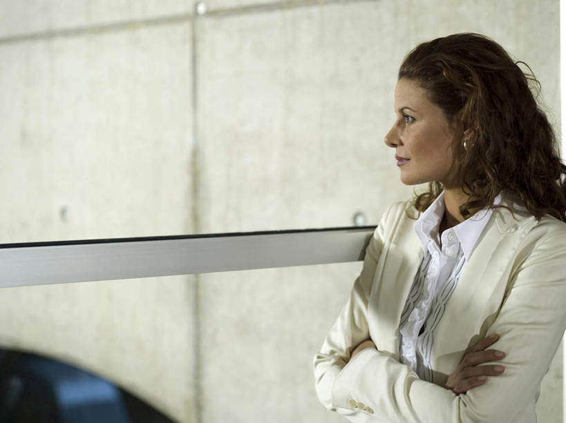 西方人,一个人,商务人士,商务女性,办公室,站,双手交叉,横图,室内,白天,侧面,家具,桌子,欧洲,欧洲人,仅一个女性,仅一个人,套装,办公桌,注视,观察,看,站着,仅一个中年女性,观看,察看,双手抱胸,关注,商务装,工薪阶层,办公家具,女人,女性,中年女性,白种人,白领,上班族,站立,半身,彩图